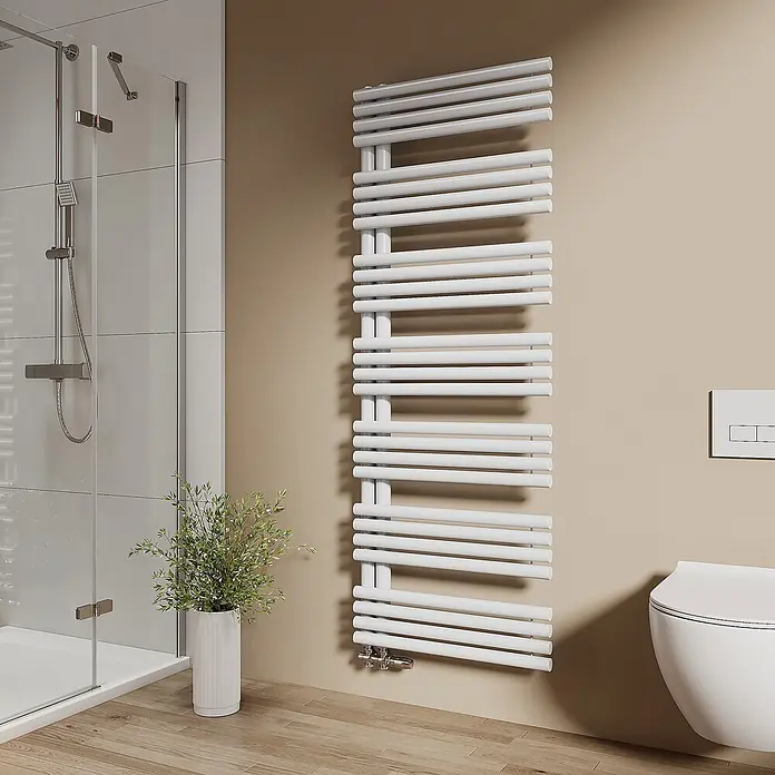 Emke Badheizkörper Orbrad SFTR5 - Weiß - Weißer moderner Handtuchwärmer in einem hellen Badezimmer.