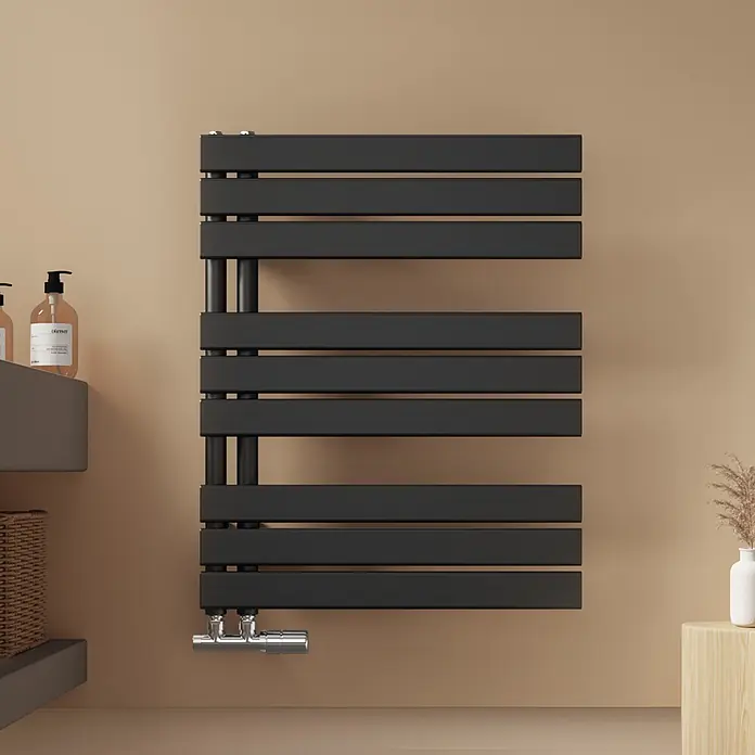 Emke Badheizkörper Flatrad SFTR1 - Schwarz - Schwarzer Wandheizkörper mit flachen Paneelen in einem modernen Badezimmer.