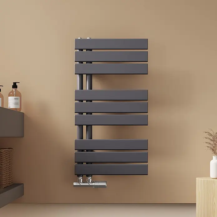 Emke Badheizkörper Flatrad SFTR1 - Anthrazit - Dunkelgrauer Flachrohr-Handtuchheizkörper, an der Wand montiert, mit Chromanschlüssen unten.