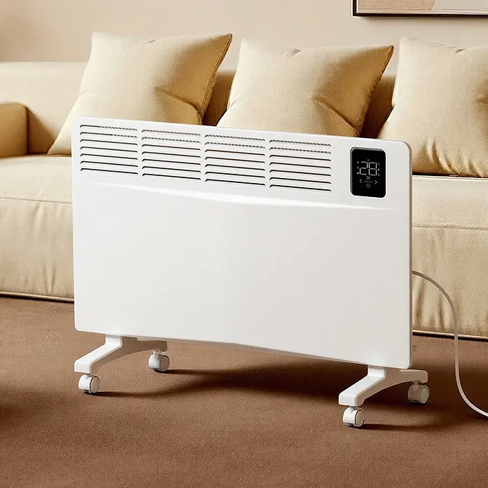 Emke Heizlüfter ERF - 2 kW, Weiß, IP24 - Weißer elektrischer Heizkörper mit Digitalanzeige und Rollen, neben einem Sofa im Wohnzimmer.