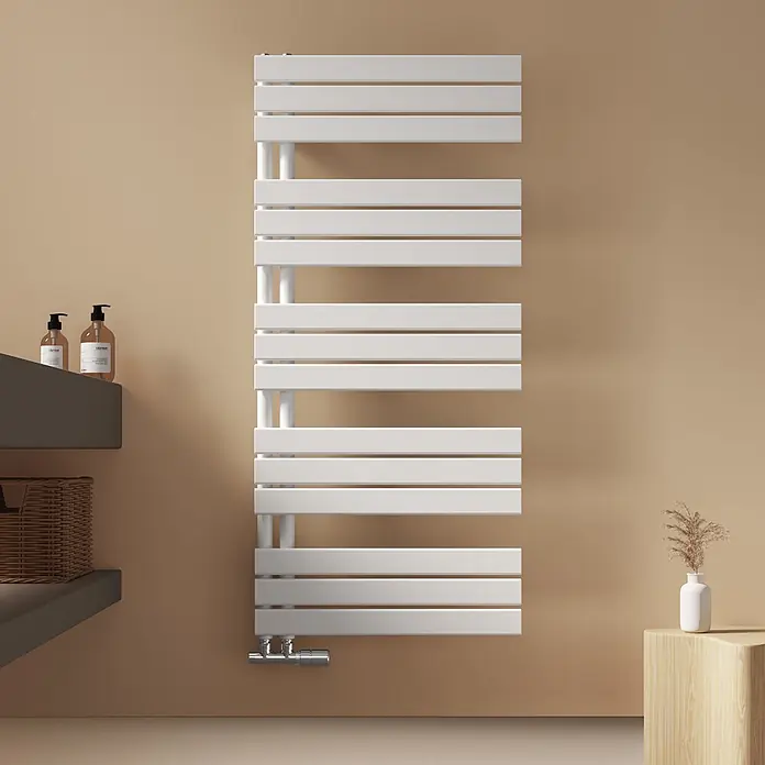 Emke Badheizkörper Flatrad SFTR1 - Weiß - Weißer Wand-Handtuchheizkörper mit flachen Horizontalstäben im modernen Badezimmer.
