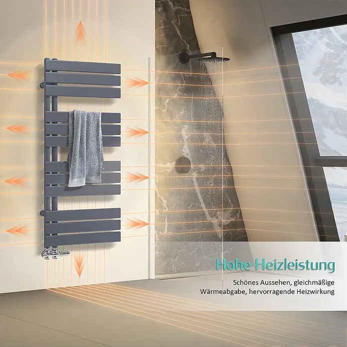 Emke Badheizkörper Flatrad SFTR1 - Anthrazit - Moderner, dunkelgrauer Handtuchheizkörper mit Handtuch, der Wärmeabgabe in einem Badezimmer zeigt.