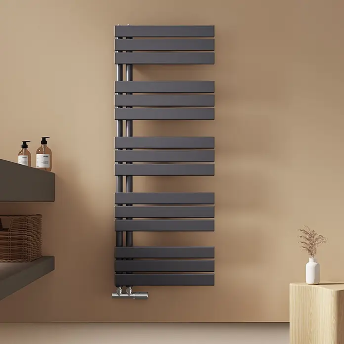 Emke Badheizkörper Flatrad SFTR1 - Anthrazit - Dunkelgrauer, flacher Handtuchheizkörper an einer Wand in einem modernen Badezimmer.