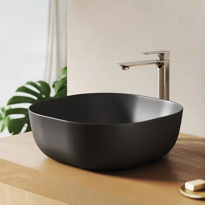 Emke Aufsatzwaschbecken Bovelari CB20 - 41,5 x 41,5 cm, Hahnloch: Ohne, Ohne Überlauf, Schwarz - Schwarzes mattes Aufsatzwaschbecken mit Chromarmatur auf einer Holzplatte, mit Grünpflanze im Hintergrund.