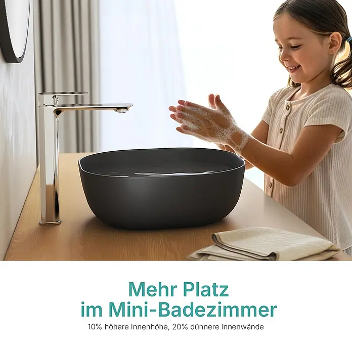 Emke Aufsatzwaschbecken Bovelari CB20 - 41,5 x 41,5 cm, Hahnloch: Ohne, Ohne Überlauf, Schwarz - Schwarzes Aufsatzwaschbecken und Chromarmatur im Bad, ein Kind wäscht Hände.