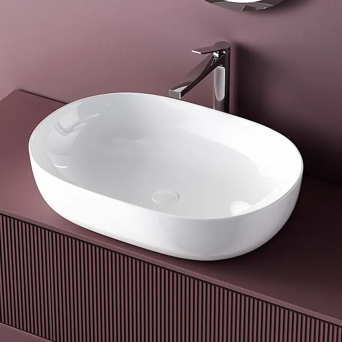 Emke Aufsatzwaschbecken Bovelari CB20 - 41,5 x 60 cm, Hahnloch: Ohne, Ohne Überlauf, Weiß - Weißes ovales Keramik-Aufsatzwaschbecken mit Chromarmatur auf dunkelrotem geriffeltem Waschtisch.