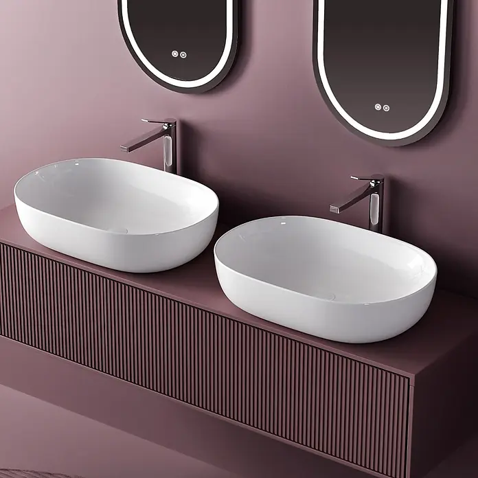 Emke Aufsatzwaschbecken Bovelari CB20 - 41,5 x 60 cm, Hahnloch: Ohne, Ohne Überlauf, Weiß - Doppelwaschtisch mit zwei weißen ovalen Waschbecken, Chromarmaturen, pflaumenfarbenem Rillenunterschrank und zwei beleuchteten Spiegeln.