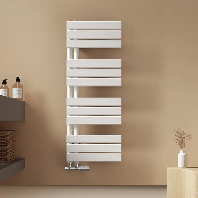 Emke Badheizkörper Flatrad SFTR1 - Weiß - Weißer Flachheizkörper als Handtuchwärmer an einer hellbraunen Badezimmerwand, der sein modernes Design zeigt.