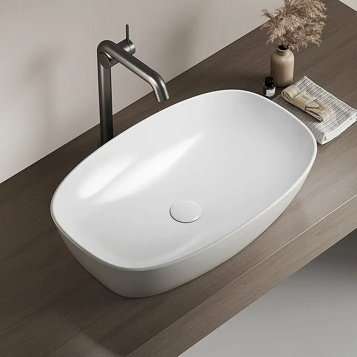 Emke Aufsatzwaschbecken Bovelari CB20 - 41,5 x 60 cm, Hahnloch: Ohne, Ohne Überlauf, Weiß - Weißes ovales Aufsatzwaschbecken mit matt schwarzem Wasserhahn auf einer Holzwaschtischplatte.