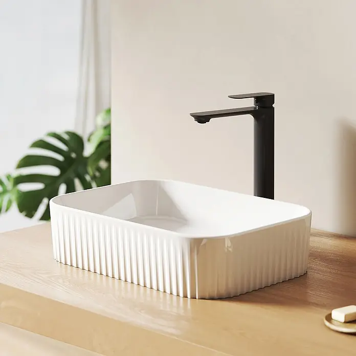 Emke Aufsatzwaschbecken CB27 - 32 x 45 cm, Hahnloch: Ohne, Ohne Überlauf, Weiß - Rechteckiges weißes Keramik-Aufsatzwaschbecken mit vertikalen Rillen und schwarzer Armatur auf Holzplatte.