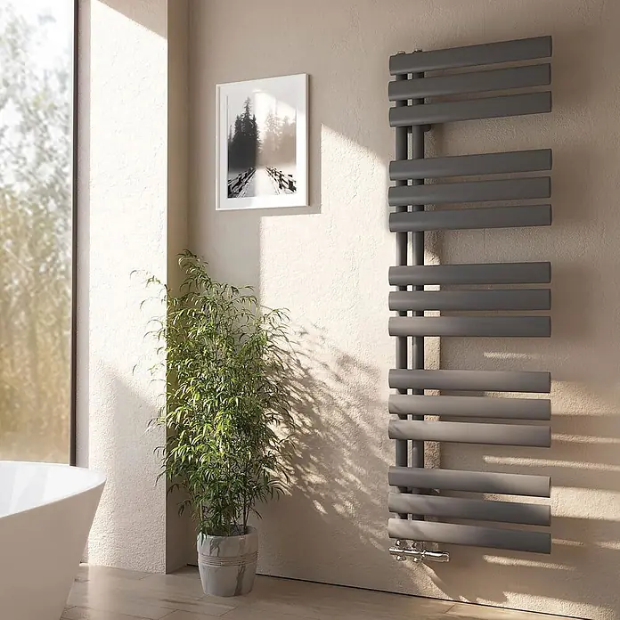 Emke Badheizkörper Orbrad SFTR4 - B x H: 40 x 143 cm, Anthrazit - Dunkelgrauer beheizter Handtuchhalter mit Querstreben an einer Badezimmerwand montiert.
