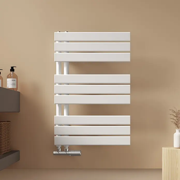 Emke Badheizkörper Flatrad SFTR1 - Weiß - Weißer Flachheizkörper/Handtuchwärmer an der Wand, mit Querstreben und Chromarmaturen.