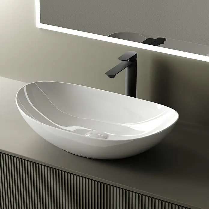 Emke Aufsatzwaschbecken Bovelari CB05 - Hahnloch: Ohne, Ohne Überlauf, Weiß - Moderner Waschtisch mit ovalem weißen Keramikbecken, matt-schwarzem Wasserhahn und dunkelgrünem geriffeltem Unterschrank, darüber ein beleuchteter Spiegel.