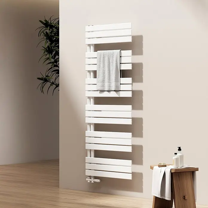 Emke Badheizkörper Flatrad SFTR1 - Weiß - Weißer Handtuchheizkörper mit grauem Handtuch in minimalistischem Bad, dazu ein Holzschemel mit Pflegeprodukten.