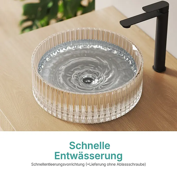 Emke Aufsatzwaschbecken Loviton CB32 - 40 x 40 cm, Hahnloch: Ohne, Ohne Überlauf, Klar - Transparentes geriffeltes Glaswaschbecken mit Wasser, schwarzer Wasserhahn auf heller Holzplatte.