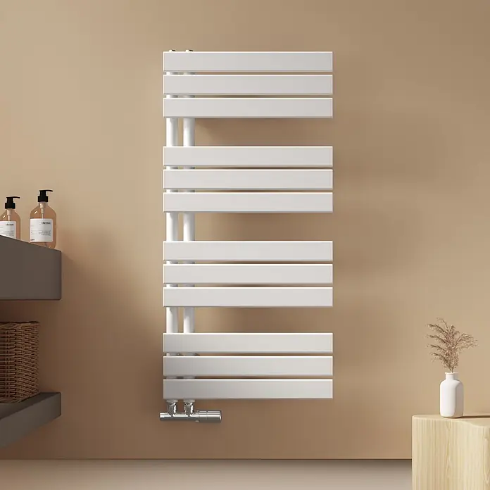 Emke Badheizkörper Flatrad SFTR1 - Weiß - Weißer Handtuchheizkörper, an einer Wand in einem modernen Badezimmer montiert.