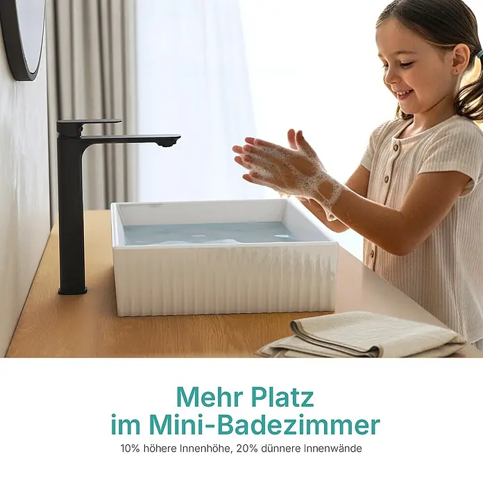 Emke Aufsatzwaschbecken Ceraedge CB28 - 37,3 x 51 cm, Hahnloch: Ohne, Ohne Überlauf, Weiß - Kind wäscht Hände in modernem weißen rechteckigen Aufsatzwaschbecken mit hohem schwarzem Wasserhahn im Bad.
