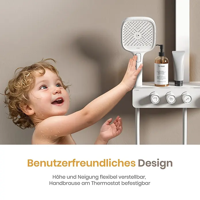 Emke Duschsystem SleeFlow F27 - Mit Thermostatarmatur, Lochabstand: 112 cm, Anzahl Strahlarten: 3 Stk., Weiß - Ein Kind greift nach einem weißen, verstellbaren Duschkopf, der das benutzerfreundliche Design des modernen Duschsystems unterstreicht.