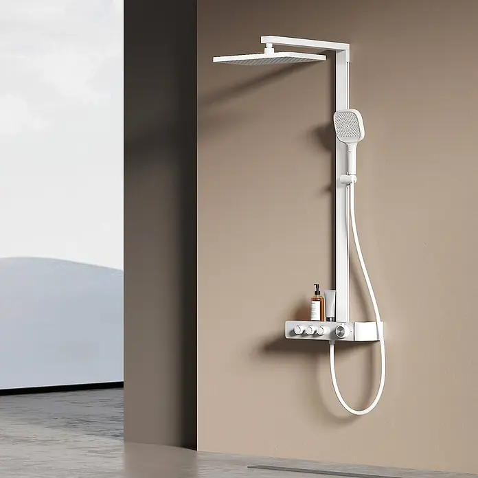 Emke Duschsystem SleeFlow F27 - Mit Thermostatarmatur, Lochabstand: 112 cm, Anzahl Strahlarten: 3 Stk., Weiß - Modernes weißes Duschsystem mit quadratischem Regenkopf und Handbrause, integrierter Ablage mit Bedienelementen, an beiger Wand.