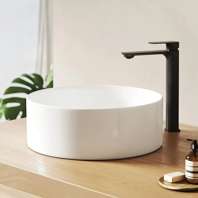 Emke Aufsatzwaschbecken Ceraround CB31 - 35,2 x 35,2 cm, Hahnloch: Ohne, Ohne Überlauf, Weiß - Weißes Keramik-Aufsatzwaschbecken auf einer Holzplatte mit schwarzem Wasserhahn im modernen Bad.