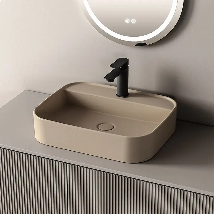 Emke Aufsatzwaschbecken Ceraform CB02 - 40 x 50 cm, Hahnloch: Mitte, Ohne Überlauf, Beige - Beiges, rechteckiges Aufsatzwaschbecken mit matt schwarzem Wasserhahn, in einem modernen grauen Waschtischunterschrank.