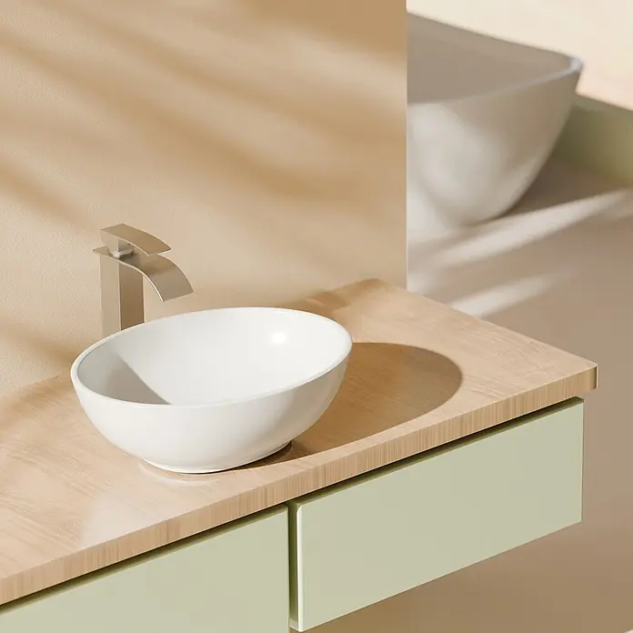 Emke Aufsatzwaschbecken Bovelari CB05 - Hahnloch: Ohne, Ohne Überlauf, Weiß - Moderner Waschtisch mit weißem Aufsatzbecken, gebürsteter Armatur, heller Holzplatte und hellgrünen Schubladen in einem sonnigen Raum.
