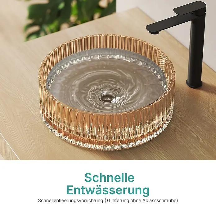 Emke Aufsatzwaschbecken Loviton CB32 - 40 x 40 cm, Hahnloch: Ohne, Ohne Überlauf, Roségold - Goldfarbenes geriffeltes Glaswaschbecken mit Wasser und schwarzem Wasserhahn auf Holzplatte.