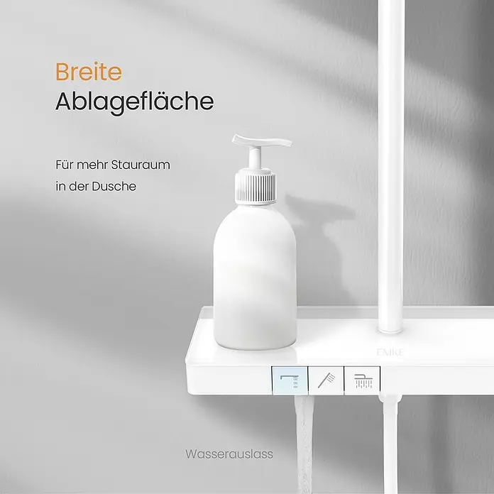 Emke Duschsystem SleeFlow F22 - Mit Thermostatarmatur, Lochabstand: 71,8 cm, Anzahl Strahlarten: 3 Stk., Weiß - Weißes Duschpaneel mit breiter integrierter Ablagefläche für Stauraum, Wasser fließt aus einem Auslass.