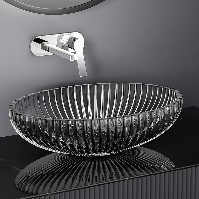 Emke Aufsatzwaschbecken Glaval CB19 - 35 x 51 cm, Hahnloch: Ohne, Ohne Überlauf, Schwarz - Durchsichtiges, geriffeltes Glaswaschbecken mit verchromtem Wandarmatur auf dunkler Arbeitsplatte.