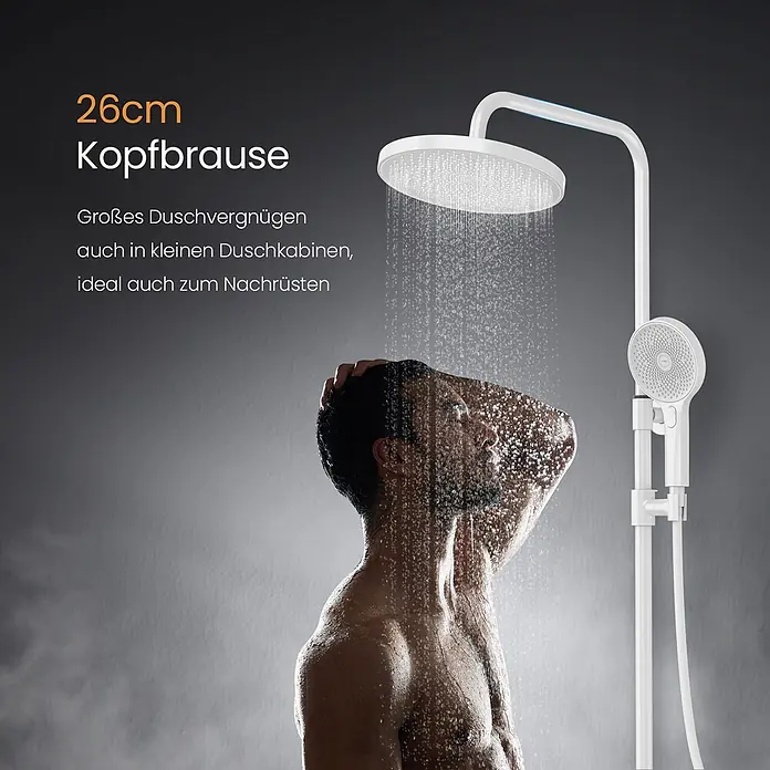 Emke Duschsystem SleeFlow F22 - Mit Thermostatarmatur, Lochabstand: 71,8 cm, Anzahl Strahlarten: 3 Stk., Weiß - Weißes Duschsystem mit 26cm Kopfbrause, die Wasser über einen duschenden Mann regnen lässt.