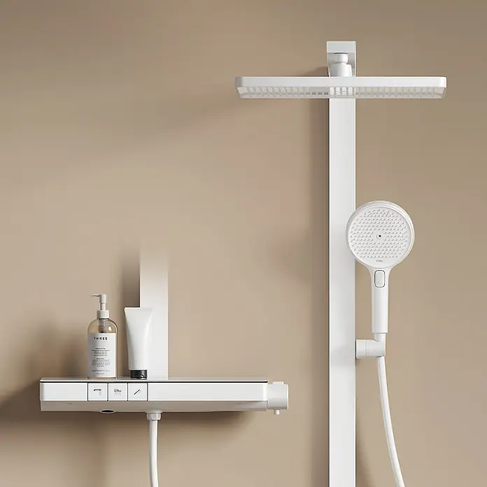 Emke Duschsystem SleeFlow F11 - Mit Thermostatarmatur, Lochabstand: 105 cm, Anzahl Strahlarten: 4 Stk., Weiß - Weißes Wand-Duschsystem mit rechteckigem Kopf und Handbrause, integrierter Ablage.