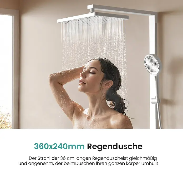 Emke Duschsystem SleeFlow F11 - Mit Thermostatarmatur, Lochabstand: 105 cm, Anzahl Strahlarten: 4 Stk., Weiß - Weiße rechteckige Regendusche berieselt eine Frau. Eine Handbrause ist rechts sichtbar.