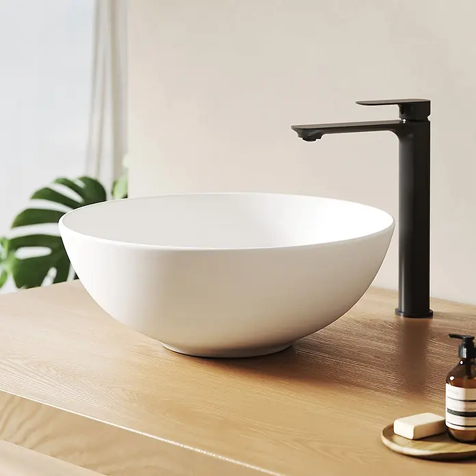 Emke Aufsatzwaschbecken Ceraround CB30 - 41 x 41 cm, Hahnloch: Ohne, Ohne Überlauf, Weiß - Weißes rundes Aufsatzwaschbecken mit schwarzem hohem Wasserhahn auf hellem Holz.