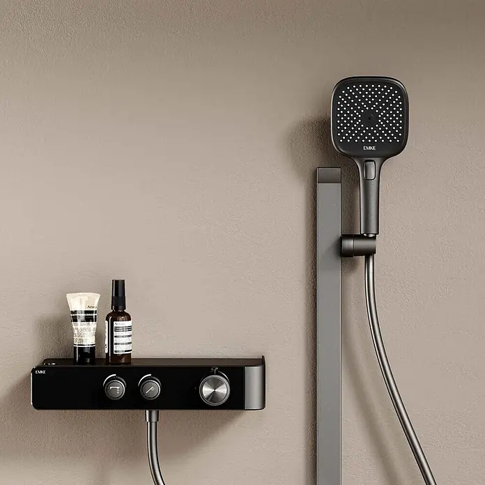 Emke Duschsystem SleeFlow F26 - Mit Thermostatarmatur, Lochabstand: 57,6 cm, Anzahl Strahlarten: 3 Stk., Anthrazit - Schwarzes EMKE Duschsystem mit quadratischem Handbrausekopf, Bedienfeld und Schlauch, an einer Wand montiert.