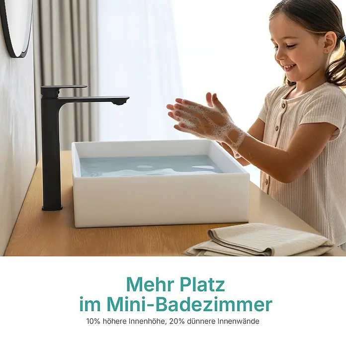 Emke Aufsatzwaschbecken CB29 - 37,3 x 51 cm, Hahnloch: Ohne, Ohne Überlauf, Weiß - Ein Kind wäscht Hände in einem modernen, rechteckigen weißen Waschbecken mit schwarzem Wasserhahn, ideal für praktische Nutzung in kleineren Bädern.