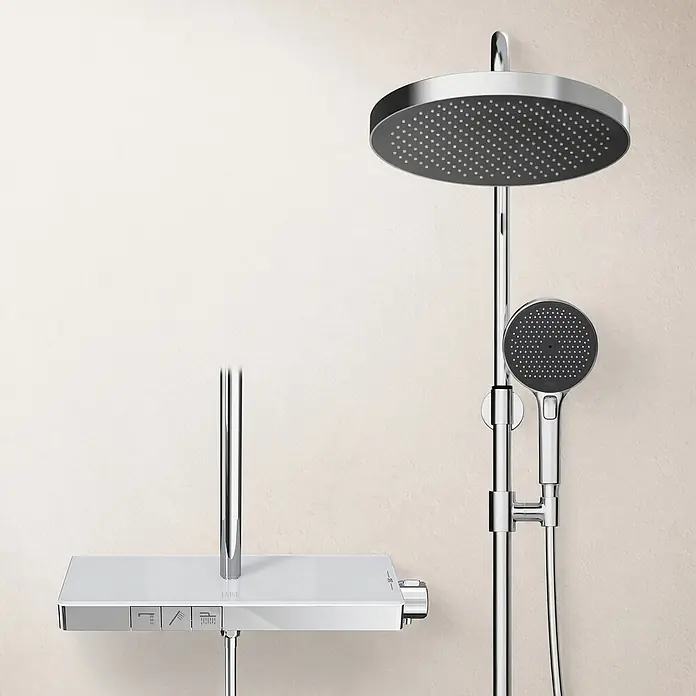 Emke Duschsystem SleeFlow F22 - Mit Thermostatarmatur, Lochabstand: 71,8 cm, Anzahl Strahlarten: 3 Stk., Chrom - Chromfarbenes Duschsystem mit großer Kopfbrause, Handbrause und weißem Thermostatmischer mit Bedienelementen.
