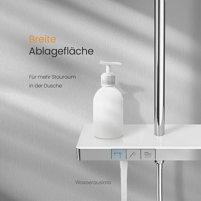 Emke Duschsystem SleeFlow F22 - Mit Thermostatarmatur, Lochabstand: 71,8 cm, Anzahl Strahlarten: 3 Stk., Chrom - Weißes Duschsystem mit breiter Ablagefläche und integrierten Bedienelementen, das Wasser auslässt. Ein weißer Seifenspender steht auf der Ablage.