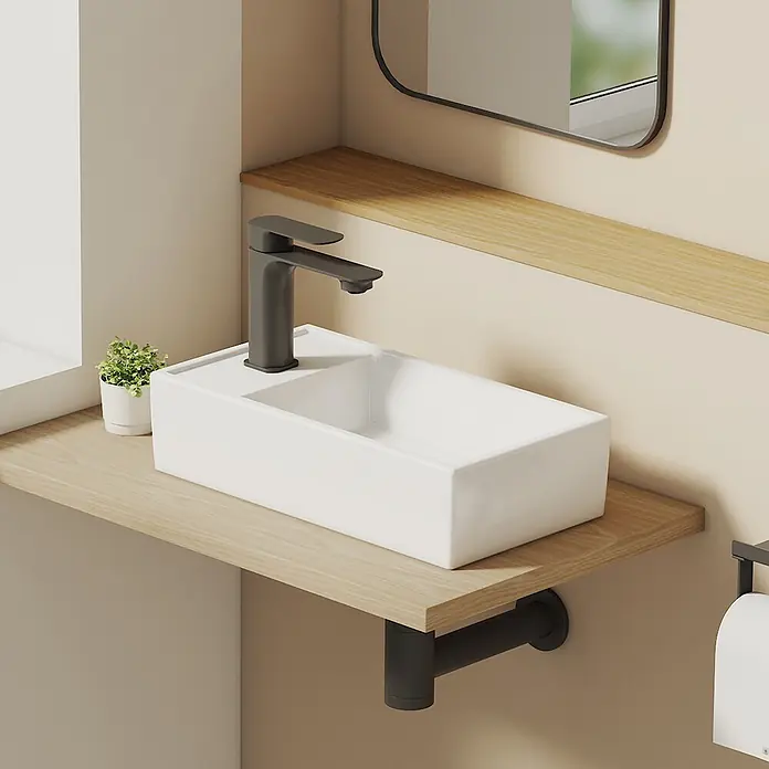 Emke Aufsatzwaschbecken Ceraedge CB24 - 22,3 x 41,6 cm, Hahnloch: Sonstige, Ohne Überlauf, Weiß - Weißes rechteckiges Aufsatzwaschbecken mit matt schwarzem Wasserhahn auf schwebendem hellem Holzregal im modernen Bad.