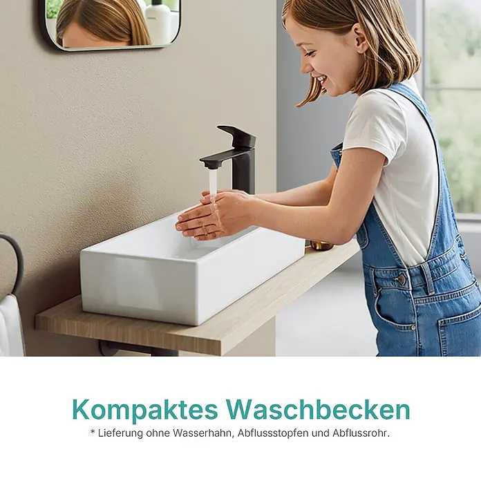 Emke Aufsatzwaschbecken Ceraedge CB24 - 22,3 x 41,6 cm, Hahnloch: Sonstige, Ohne Überlauf, Weiß - Rechteckiges weißes Waschbecken auf Holzablage mit schwarzem Wasserhahn, ein Kind wäscht sich die Hände.