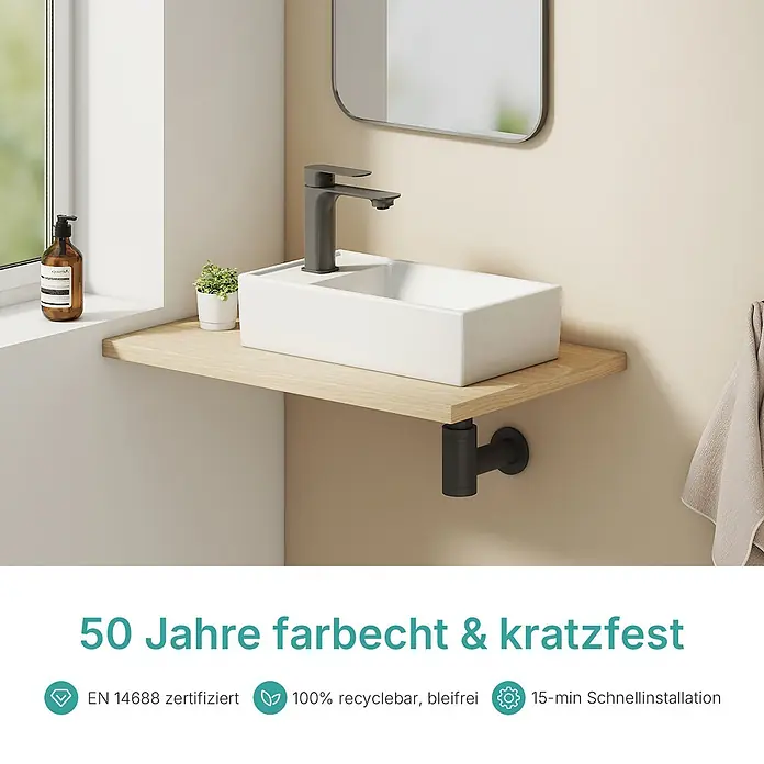 Emke Aufsatzwaschbecken Ceraedge CB24 - 22,3 x 41,6 cm, Hahnloch: Sonstige, Ohne Überlauf, Weiß - Rechteckiges weißes Keramikwaschbecken mit dunkelgrauem Wasserhahn auf einem hellen Holzregal im modernen Bad.