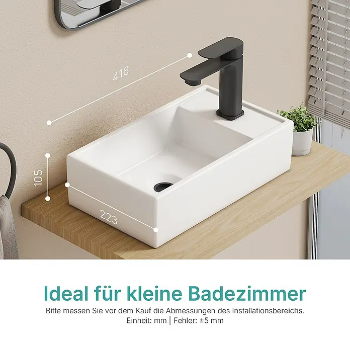 Emke Aufsatzwaschbecken Ceraedge CB24 - 22,3 x 41,6 cm, Hahnloch: Sonstige, Ohne Überlauf, Weiß - Weißes, rechteckiges Keramikwaschbecken mit schwarzem Wasserhahn auf Holzablage. Maße: 416x223x105 mm. Ideal für kleine Bäder.