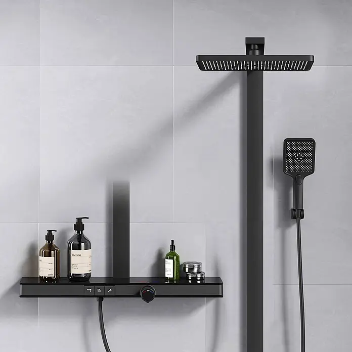 Emke Duschsystem Edgeflow F13 - Mit Thermostatarmatur, Lochabstand: 105 cm, Anzahl Strahlarten: 3 Stk., Schwarz - Mattes schwarzes Duschsystem mit rechteckigem Kopfbrause, Handbrause und integriertem Bedienfeld mit Ablage.