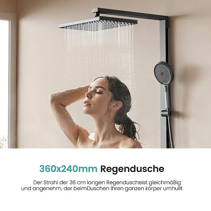 Emke Duschsystem SleeFlow F11 - Mit Thermostatarmatur, Lochabstand: 105 cm, Anzahl Strahlarten: 4 Stk., Anthrazit - Frau genießt Dusche unter einer schwarzen rechteckigen 360x240mm Regendusche und Handbrause.