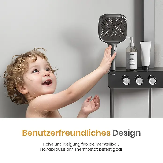 Emke Duschsystem SleeFlow F27 - Mit Thermostatarmatur, Lochabstand: 112 cm, Anzahl Strahlarten: 3 Stk., Anthrazit - Dunkelgraues Duschsystem: ein Kind interagiert mit der verstellbaren Handbrause und dem Bedienfeld, was die Benutzerfreundlichkeit betont.