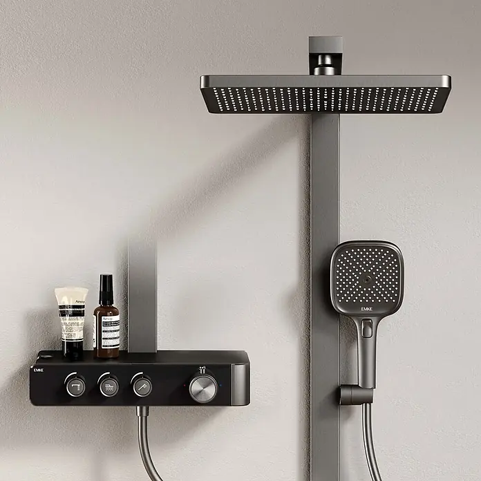Emke Duschsystem SleeFlow F27 - Mit Thermostatarmatur, Lochabstand: 112 cm, Anzahl Strahlarten: 3 Stk., Anthrazit - Eine dunkelgraue matte Duschsystem mit quadratischem Regenduschkopf, Handbrause und Bedienfeld mit Produktflaschen.