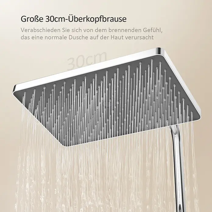 Emke Duschsystem Orbflow F09 - Mit Thermostatarmatur, Lochabstand: 70,7 cm, Anzahl Strahlarten: 3 Stk., Chrom - Eine große, quadratische 30cm Chrom-Überkopfbrause, aus der Wasser fließt.