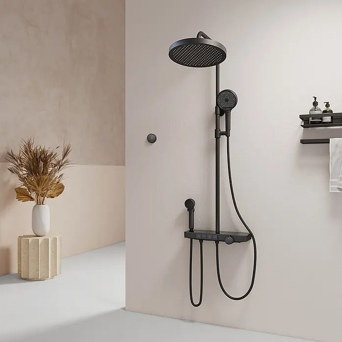Duschsysteme Slimtrim F23 -  - Schwarzes Duschsystem mit Kopfbrause, Handbrause und Thermostatmischer mit integrierter Ablage, in einem modernen Badezimmer.