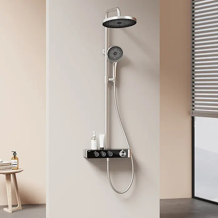 Emke Duschsystem SleeFlow F28 - Mit Thermostatarmatur, Lochabstand: 119 cm, Anzahl Strahlarten: 3 Stk., Chrom - Modernes Duschsystem aus Chrom mit Kopf- und Handbrause und schwarzem Bedienfeld, in einem zeitgemäßen Badezimmer.