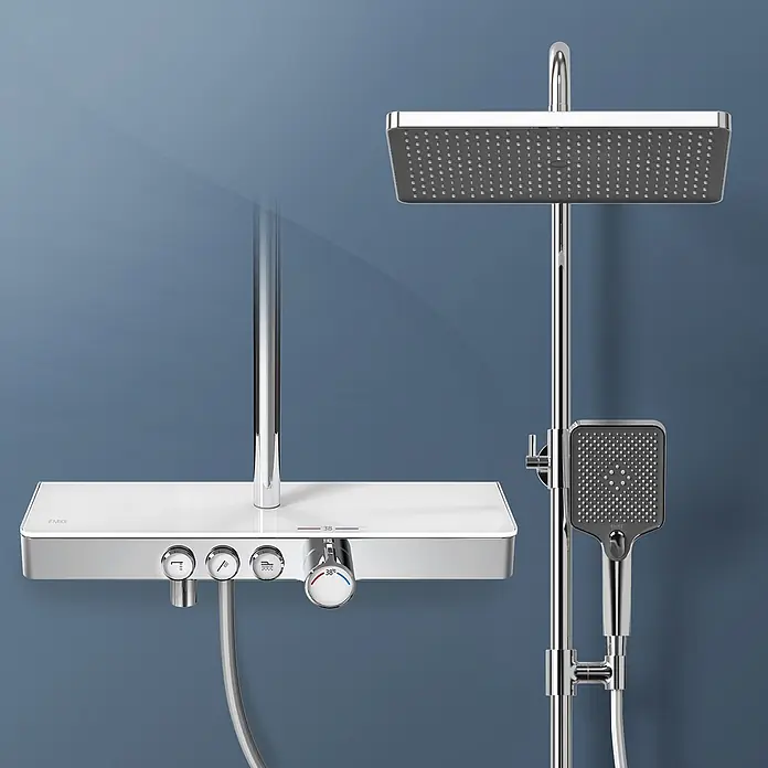 Emke Duschsystem Orbflow F10 - Mit Thermostatarmatur, Lochabstand: 72,6 cm, Anzahl Strahlarten: 3 Stk., Chrom - Chrom-Duschsystem mit rechteckiger Kopfbrause und quadratischer Handbrause, sowie einer weißen Bedieneinheit mit 38°C Temperaturanzeige.