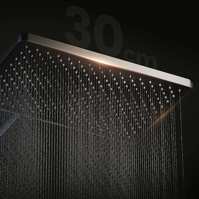 Emke Duschsystem Orbflow F09 - Mit Thermostatarmatur, Lochabstand: 70,7 cm, Anzahl Strahlarten: 3 Stk., Anthrazit - Ein quadratischer, dunkler Duschkopf mit Metallrand, der einen regenähnlichen Wasserfluss liefert. Misst 30cm.